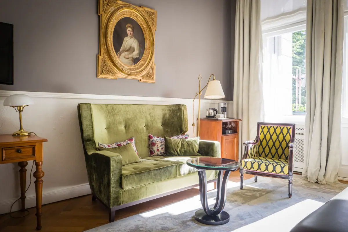 Wohnzimmer mit Couch und Couchtisch.