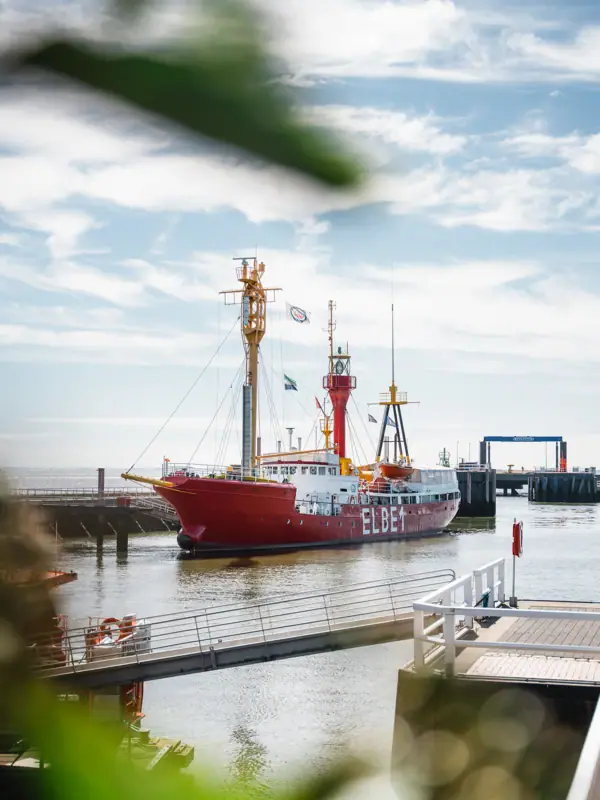 Cuxhaven Rotes Boot auf dem Wasser in Cuxhaven.
