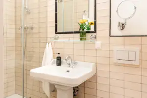 Badezimmer mit Spiegel und Waschbecken