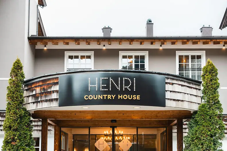 Ein Schild an einem Gebäude.