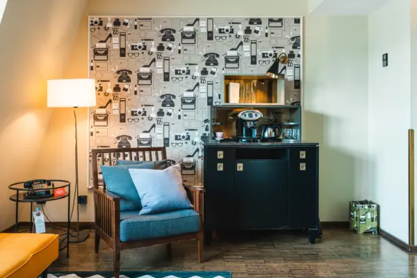 Sessel und Schrank mit Kaffee- und Teestation