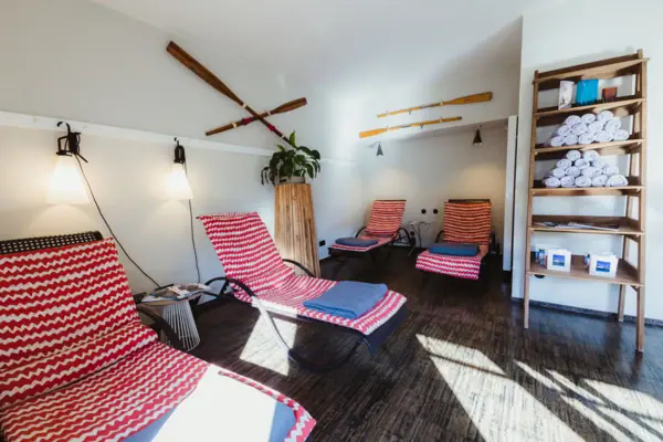 Ein Zimmer mit Stühlen und einem Regal.