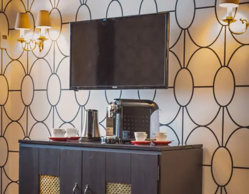 Ein Fernseher auf einem Schrank