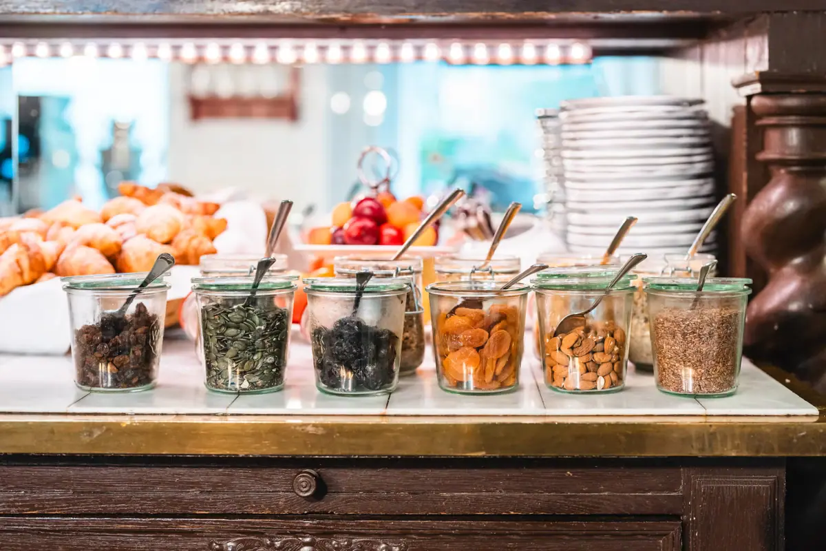 Verschiedene Gläschen mit Essen aufgereiht.
