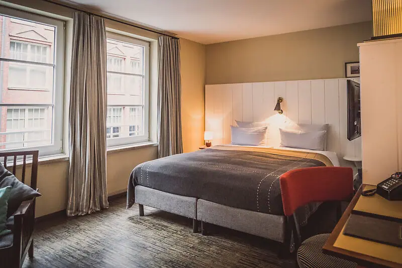 Ein Schlafzimmer mit einem Bett und einem Schreibtisch.