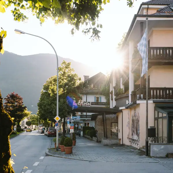 Straße mit Gebäuden und Bäumen im Freien.