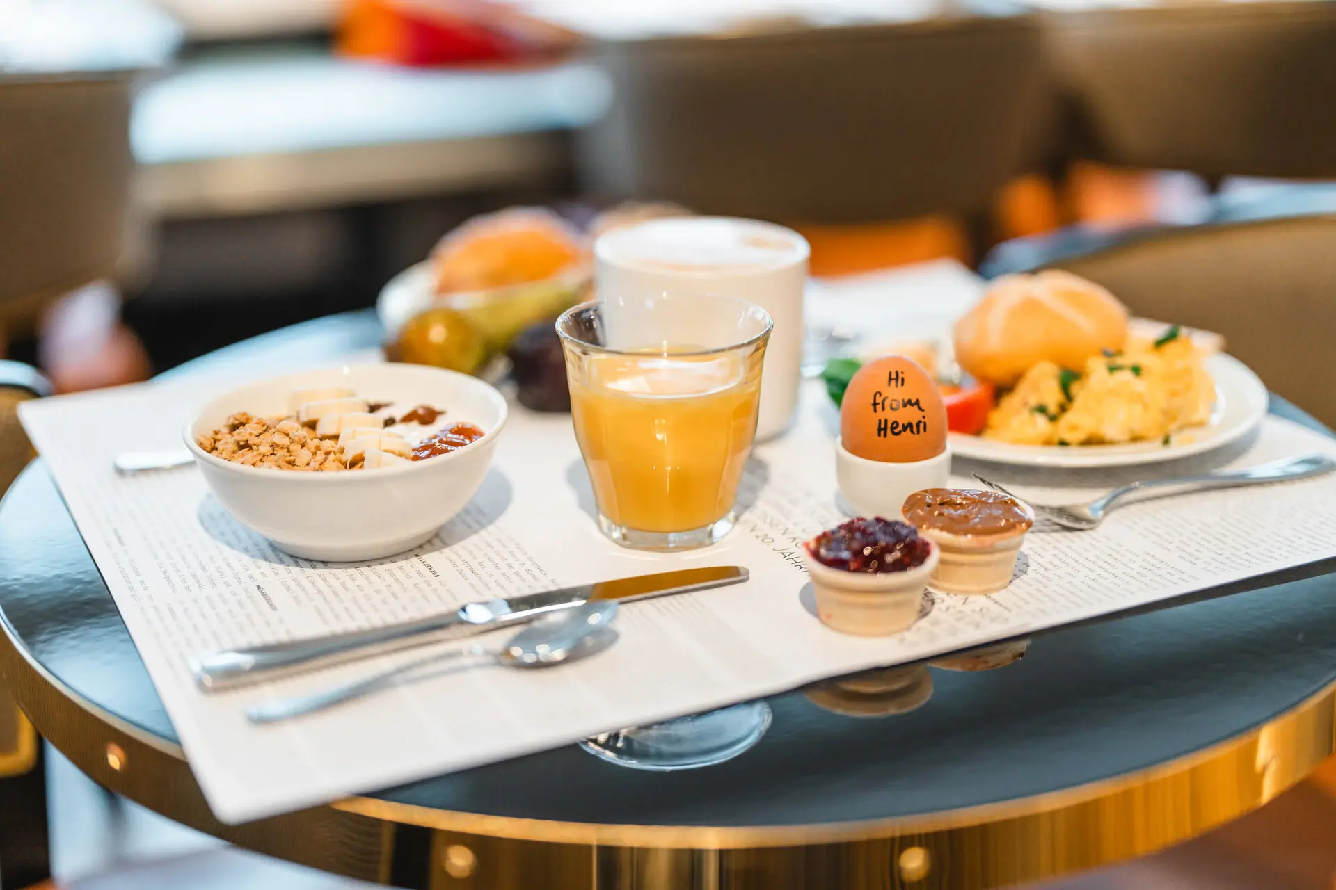 Gedeckter Frühstückstisch Frühstück auf einem Tisch mit Geschirr und Besteck.