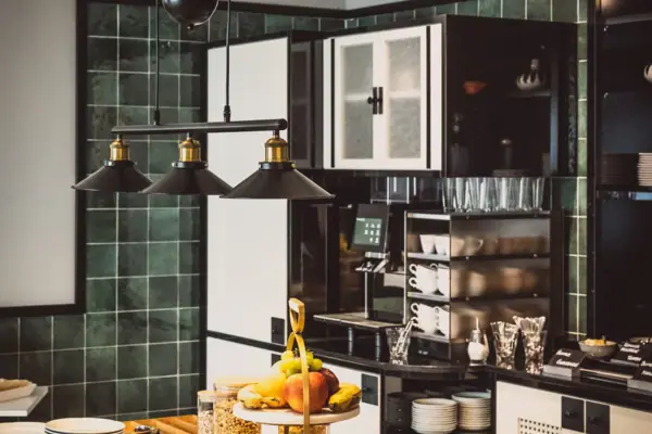 Eine Küche mit einer Vielzahl von Gerichten auf der Arbeitsplatte.