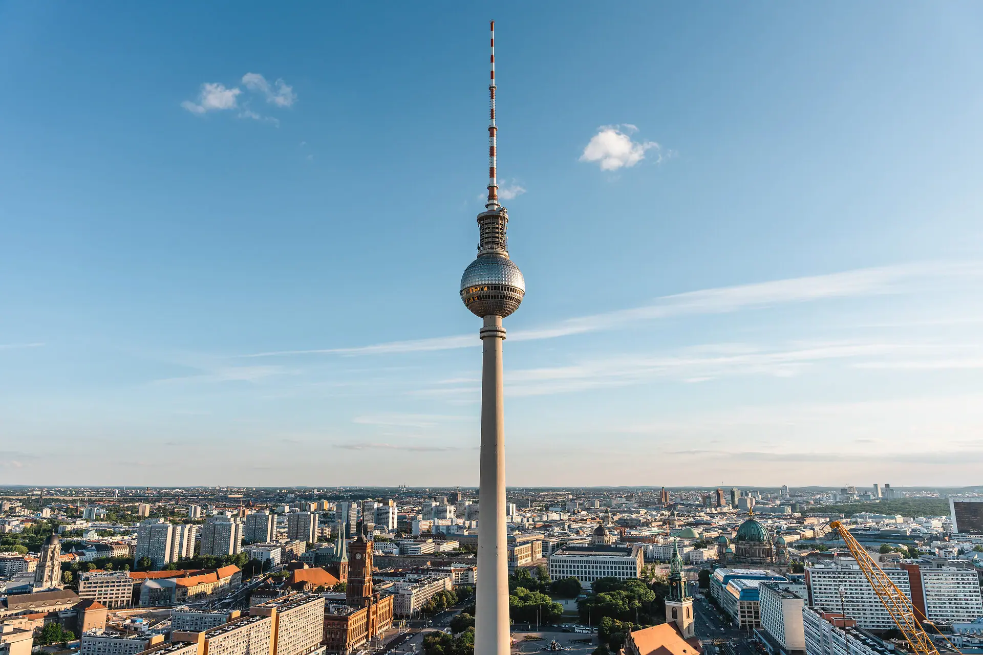 HENRI Berlin Fernsehturm Aufnahme Fernsehturm aus der Luft.