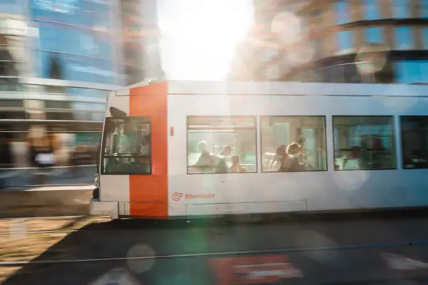 Ein weiß-oranger Bus auf einer Straße.