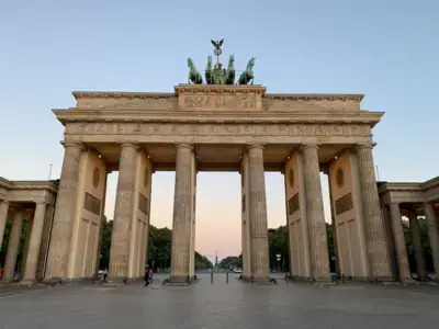 Frontalansicht Brandenburger Tor bei Tag