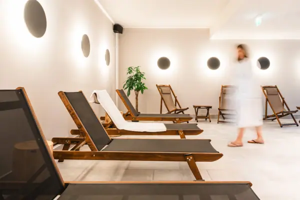 Eine Gruppe von Stühlen in einem Raum.