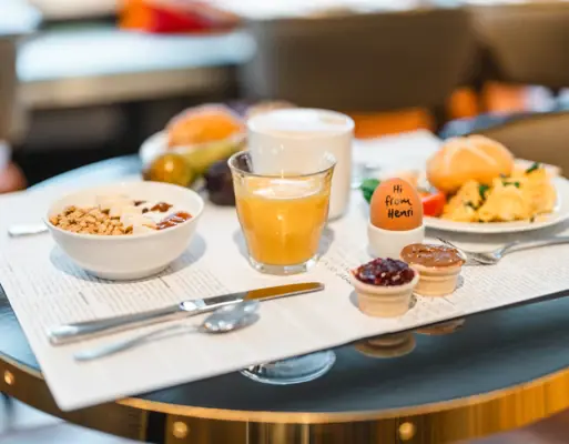 Frühstück im HENRI Hamburg auf einem Tisch mit Geschirr und Speisen.