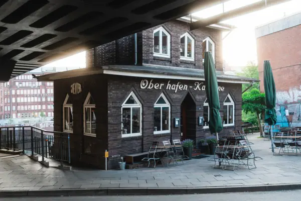 Ein Gebäude mit einem Schild darauf.