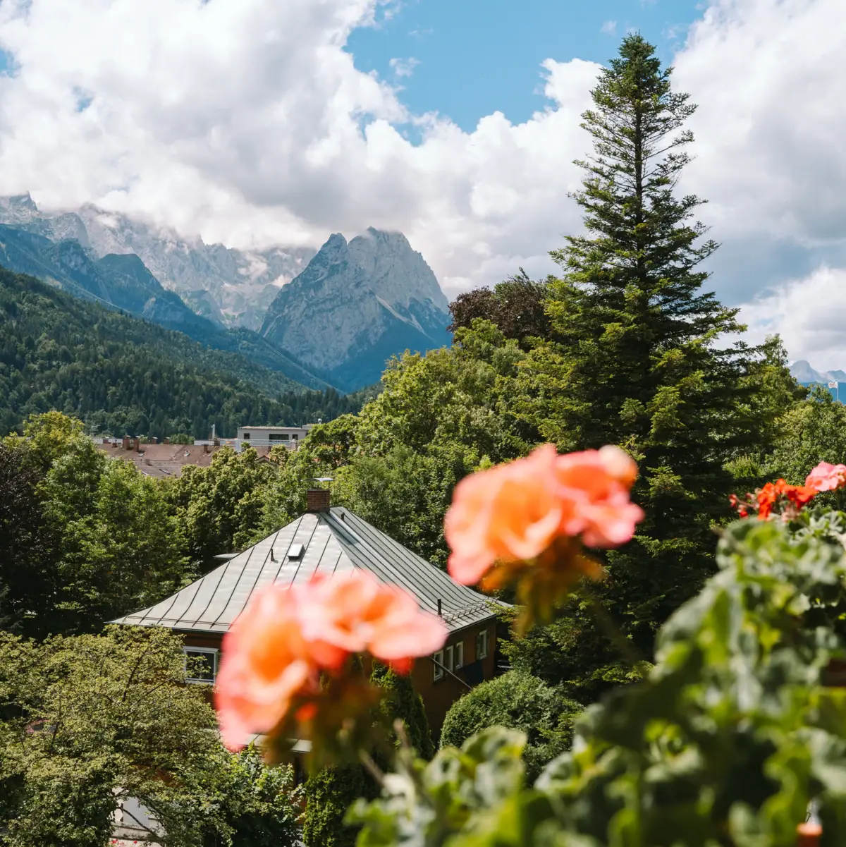 Der Ausblick aus einem Zimmer des HENRI Hotels in Garmisch-Partenkirchen.