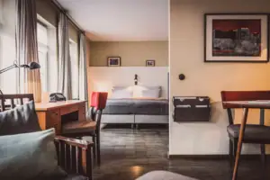 Ein Zimmer mit einem Bett und einem Schreibtisch.