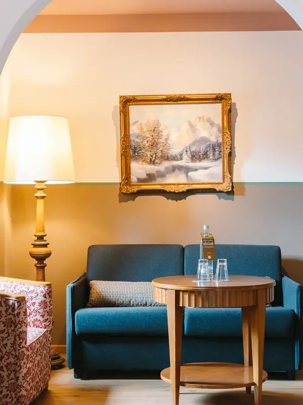 Ein Zimmer mit einem Sofa und einem Couchtisch.