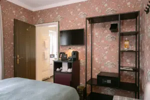 HENRI GAP Petit Kabinett Ein Zimmer mit einem Fernseher und einem Regal.