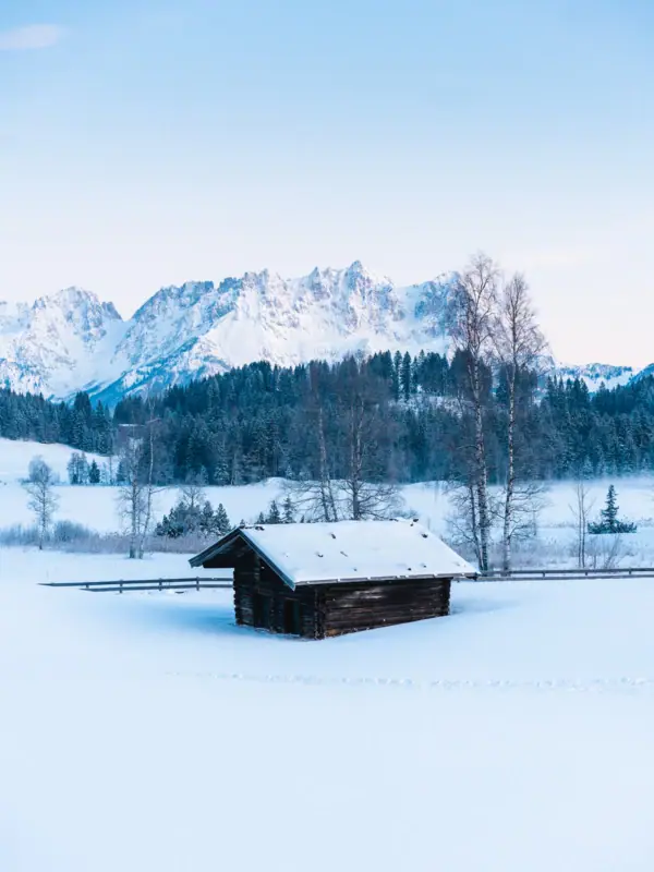 Eine Hütte im Schnee.