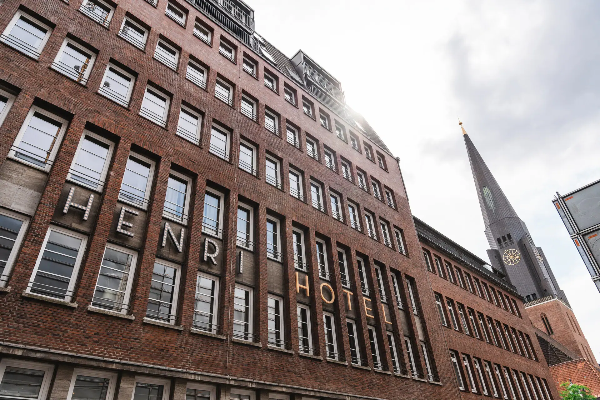 Backsteinfassade des Hotels HENRI Hamburg