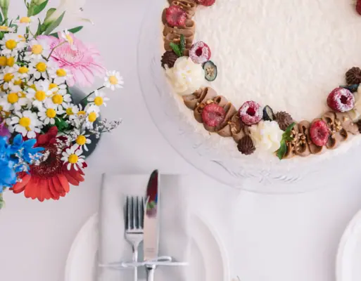 Hochzeit im HENRI Hotel Kitzbühel Hochzeit im HENRI Hotel Kitzbühel mit einem Kuchen und Blumen.