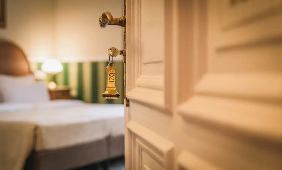 Tür mit Schlüssel im Schloss