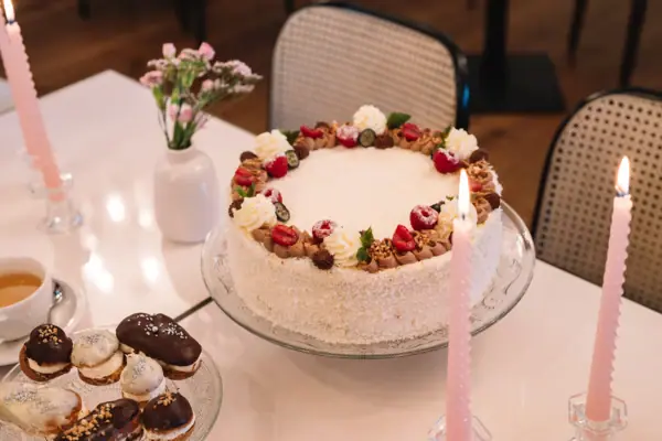 Ein Kuchen mit einer rosa Kerze auf einem Teller.