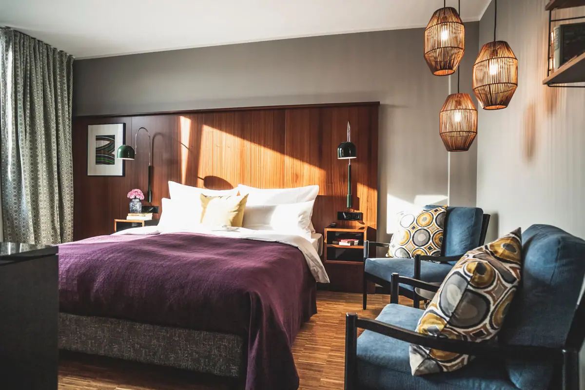 Ein Hotelzimmer mit einem Bett und Stühlen.