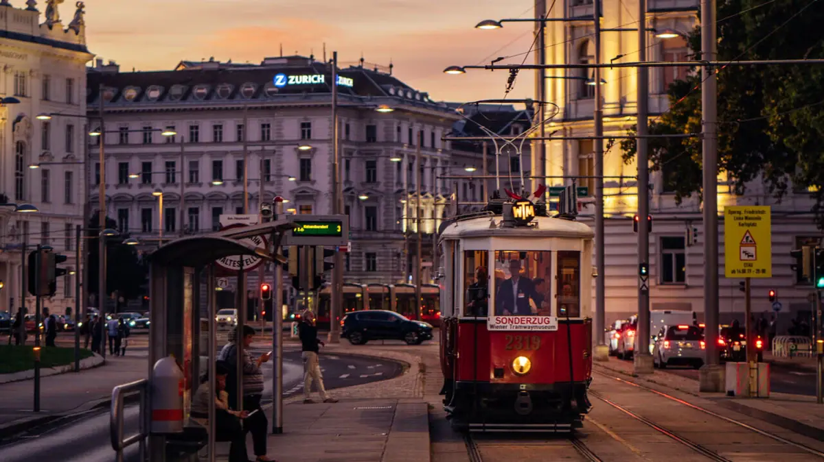 Straßenbahn in Wien Straßenbahn auf einer Straße