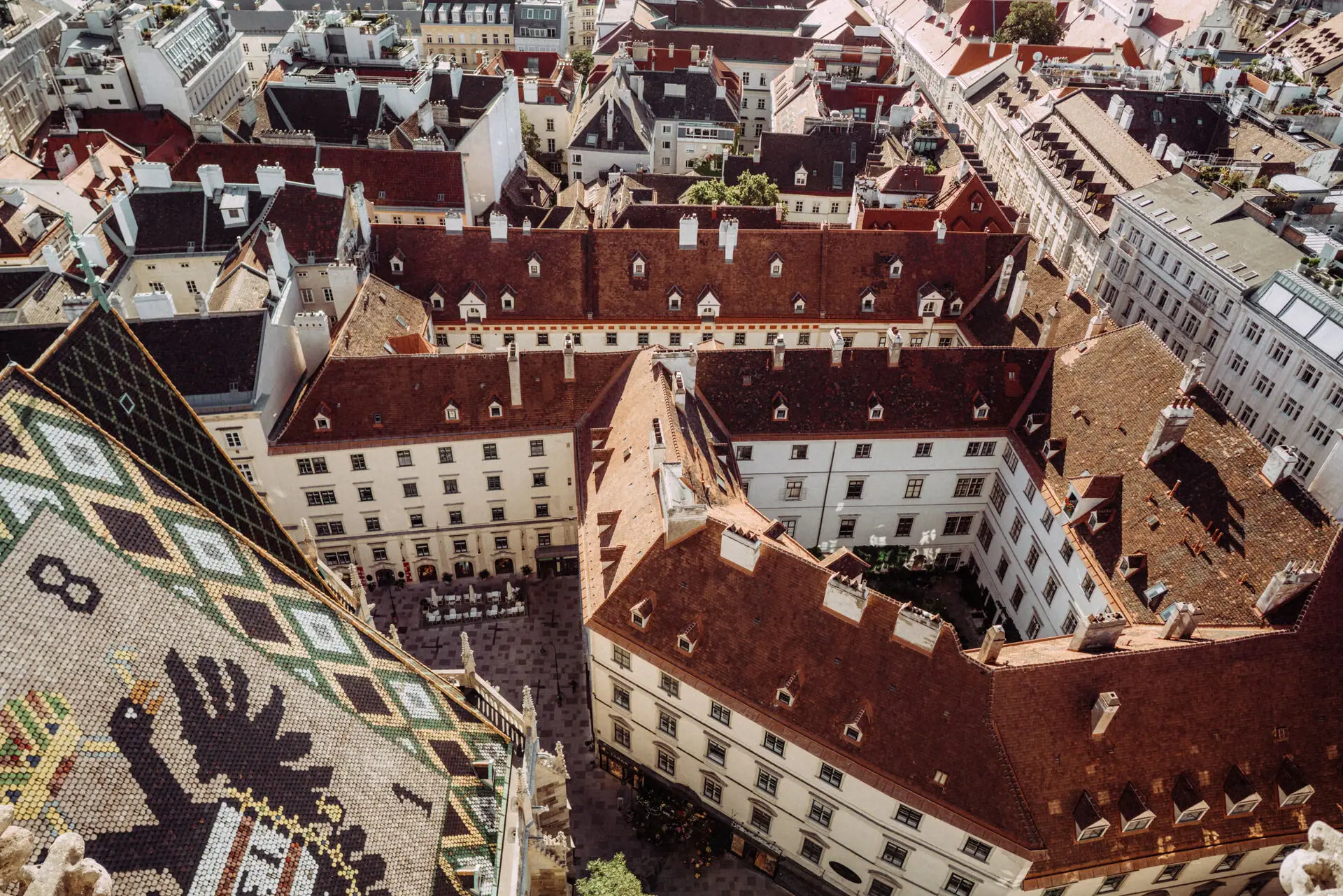 Luftaufnahme einer Stadt mit Gebäuden und Häusern.