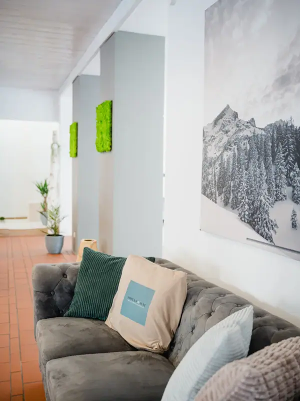 Couch mit Kissen in einem Raum