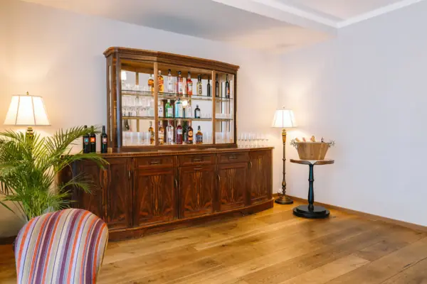 Ein Zimmer mit einem Schrank, einem Tisch und Stühlen.