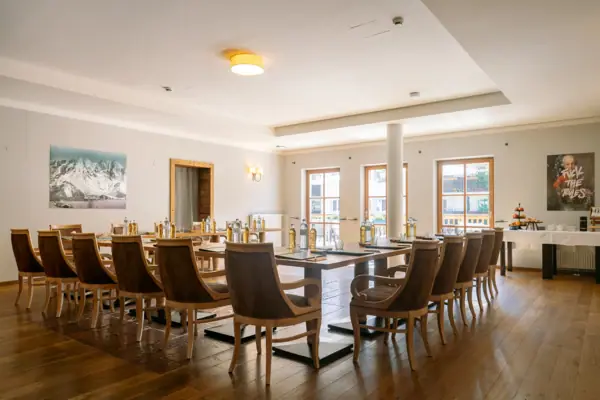 Tagungsraum mit U-Bestuhlung und gedecktem Konferenztisch