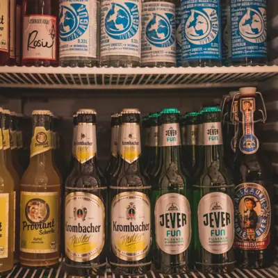 Ein Kühlschrank voller Flaschen