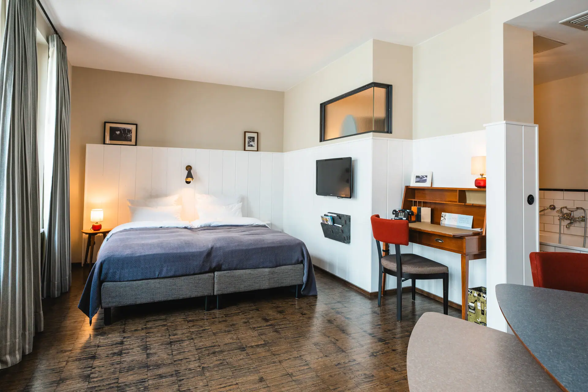 Ein Zimmer mit einem Bett und einem Schreibtisch.