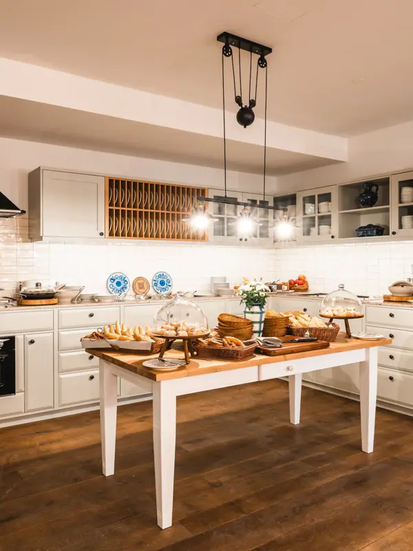 Eine Küche mit einem Tisch, auf dem Essen steht.