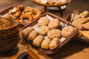 Brotkörbe Frühstück HENRI Hotel Garmisch-Partenkirchen Mehrere Brotkörbe auf dem Frühstücksbuffet im HENRI Hotel Garmisch-Partenkirchen.