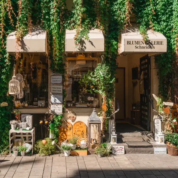 Düsseldorf Altstadt Fassade eines Geschäfts mit Pflanzen, die an der Seite wachsen