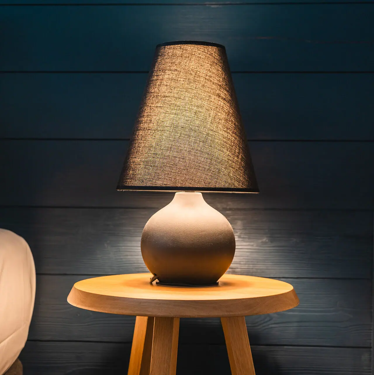 Lampe auf einem Tisch