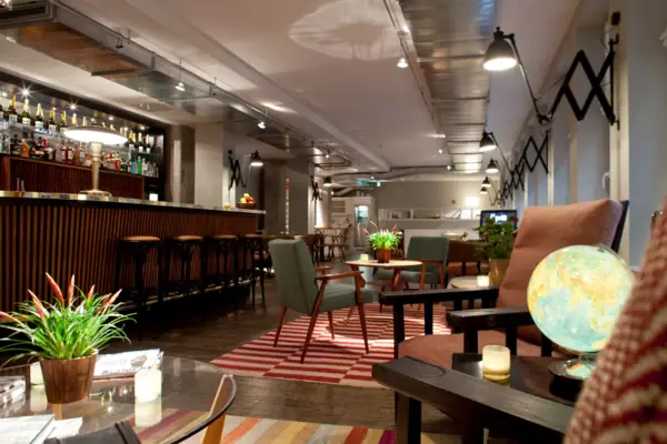 Ein Raum mit einer Bar und Sesseln.