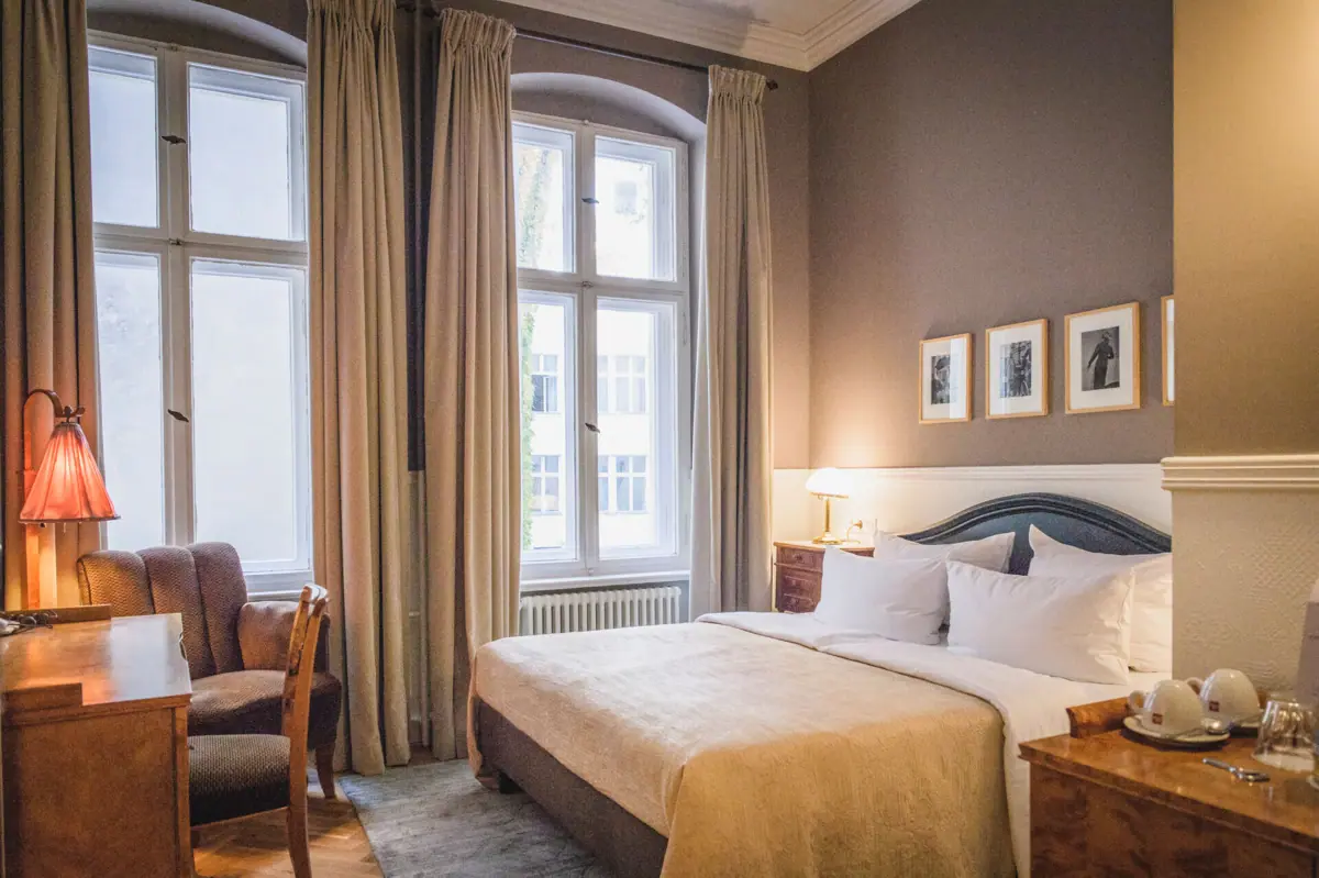 Ein Schlafzimmer mit einem Bett und Stühlen.