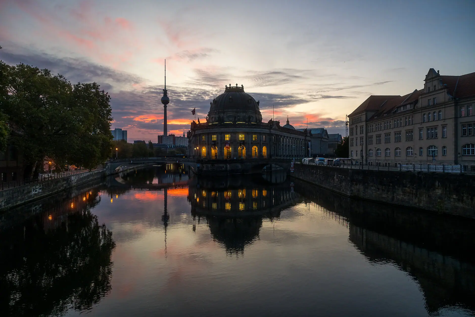 Weitwineklige Aufnahme der Berliner Museumsinsel bei Abenddämmerung.