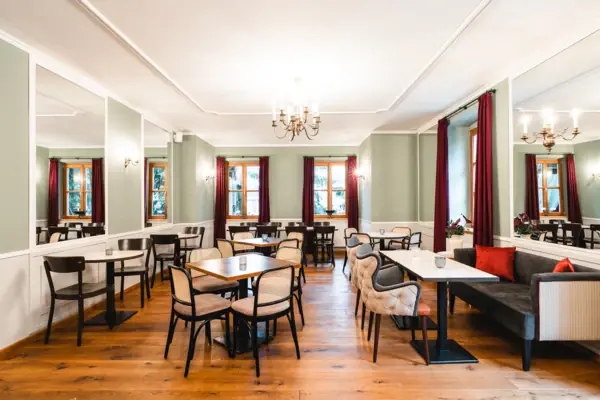 Ein Raum mit Tischen und Stühlen.