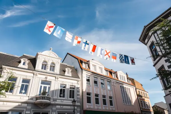 Cuxhaven Eine Reihe von Gebäuden mit Fahnen.