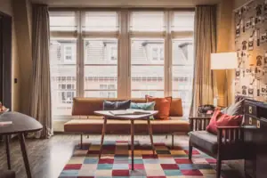 Wohnzimmer mit einer Couch und einem Tisch.