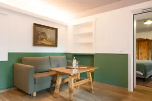 Suite Couch und Couchtisch in einem Raum.