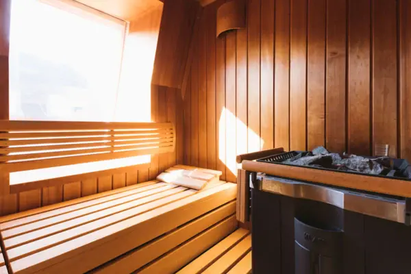 Sauna mit Whirlpool und Fenster