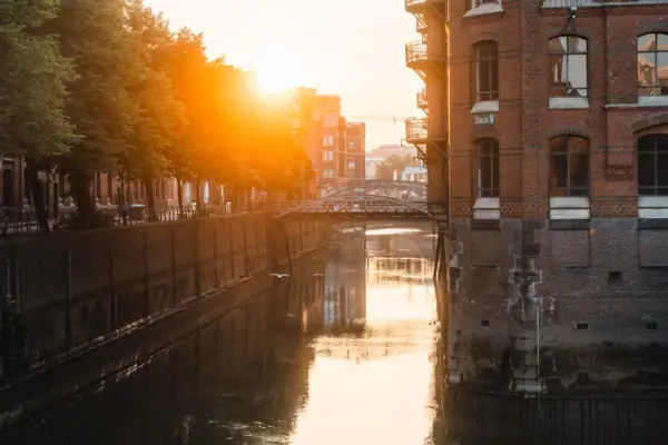 Eine Stadt bei Sonnenuntergang
