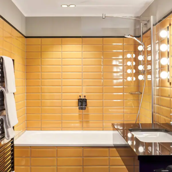 Ein Badezimmer mit einer Badewanne und einem Waschbecken.