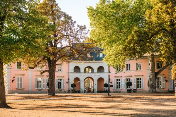 Theatermuseum Düsseldorf Ein Gebäude mit Bäumen im Vordergrund.